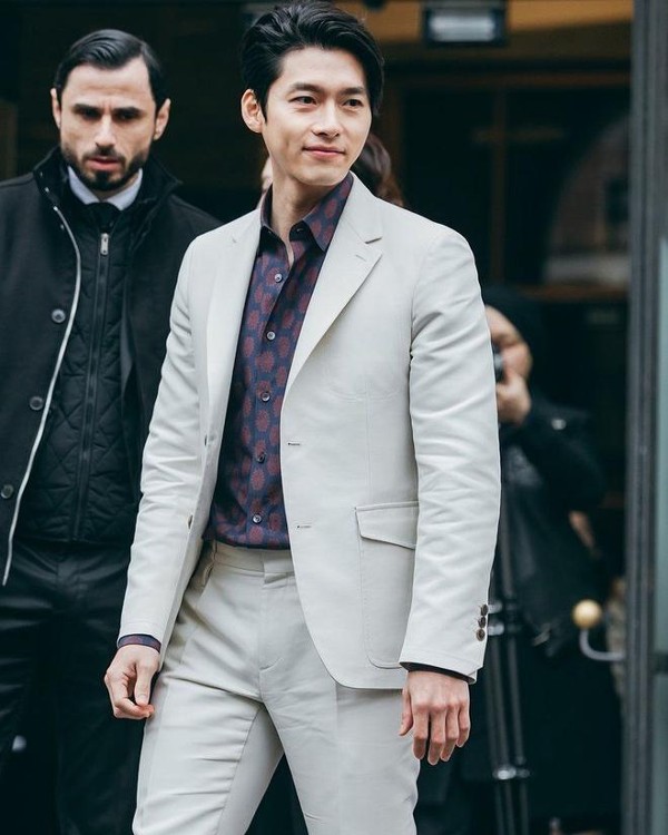 Hyun Bin trong bộ vest màu sáng diện cùng sơ mi họa tiết - phối đồ nam chuẩn sao Hàn