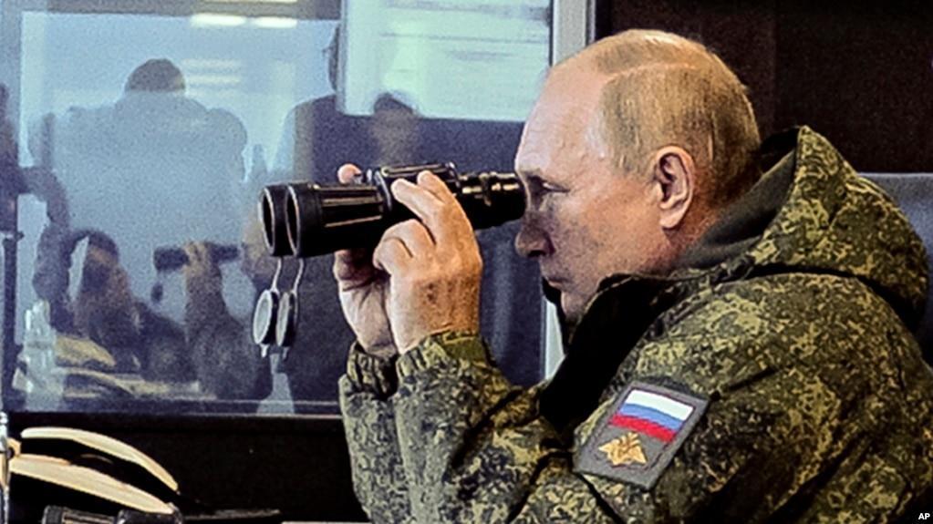 Tổng thống Nga Vladimir Putin quan sát một cuộc tập trận của Russia, ngày 6/9/2022.