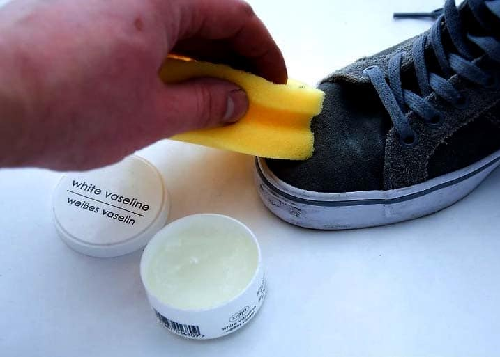 10+ Cách làm sạch giày trắng bị ố vàng lâu ngày cực hiệu quả