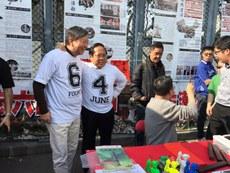 李卓人及何俊仁分别穿着“6“和”4”的T恤.JPG