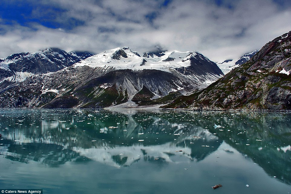 Glacier Bay en Alaska Parc national et réserve en pointillés avec de la neige ressemble à une scène d'un film