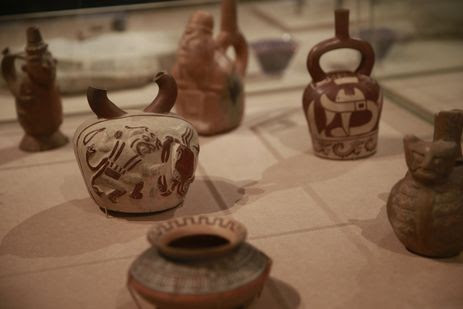 Cerâmicas peruanas na exposição Museu Nacional Vive - Arqueologia do Resgate, a primeira com peças retiradas do incêndio, no Centro Cultural Banco do Brasil.
