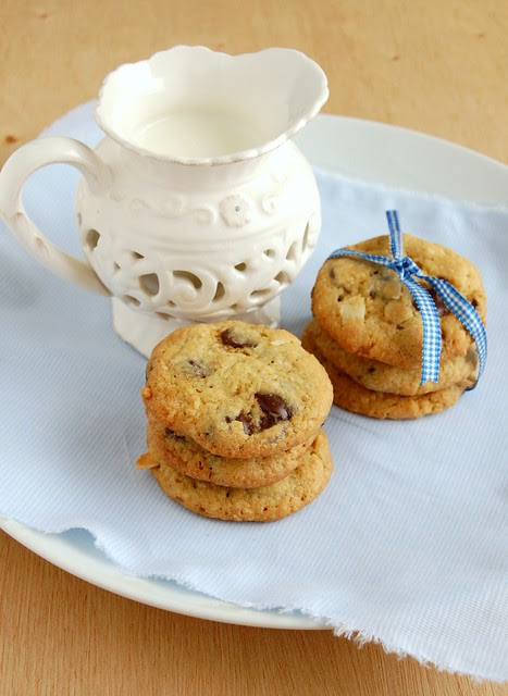 Chocolate chip coconut cookies / Cookies com gotas de chocolate e coco
