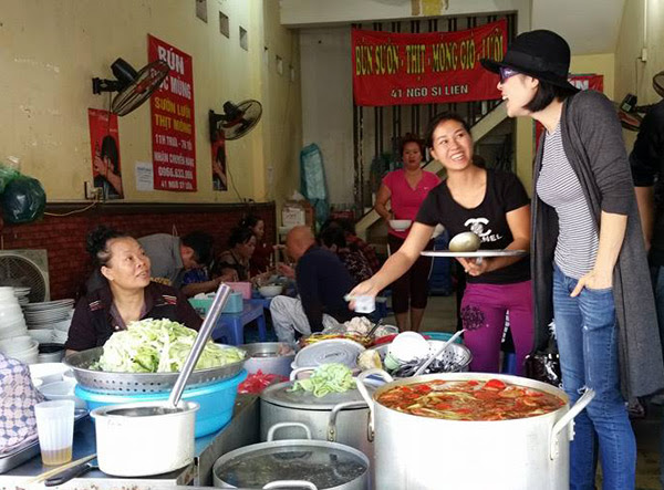 vo-chong-thu-phuong-do-loi-cho-quan-bun-chui-ha-noi-4