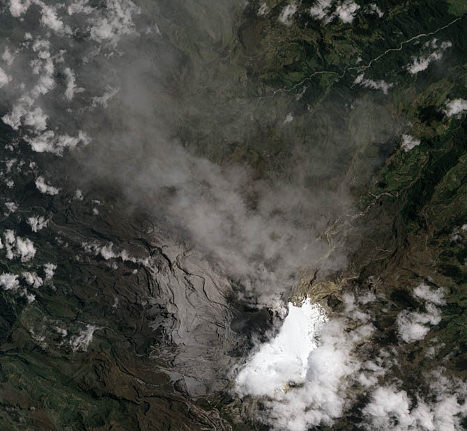 Localizado nos Andes Colombianos, o vulcão Nevado del Ruiz se manteve bem ativo durante os últimos 1000 anos. Ele é famoso por causar grandes lahars, a maneira como é chamado o deslocamento ao longo de vales ou de encostas íngremes, em forma de avalanche, de lama composta por materiais piroclásticos e água.