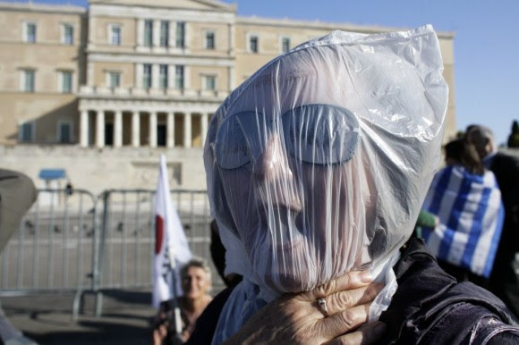 Una mujer protesta por los recortes en Atenas durante el paro general de tres horas convocado por los principales sindicatos de Grecia. Foto: Getty. Una mujer protesta por los recortes en Atenas durante el paro general de tres horas convocado por los principales sindicatos de Grecia. Foto: Getty.
