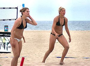 English: Beach volleyball players; Huntington ...