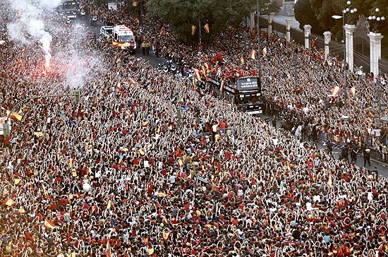 O ônibus com os jogadores campeões europeus chega à praça de Cibeles