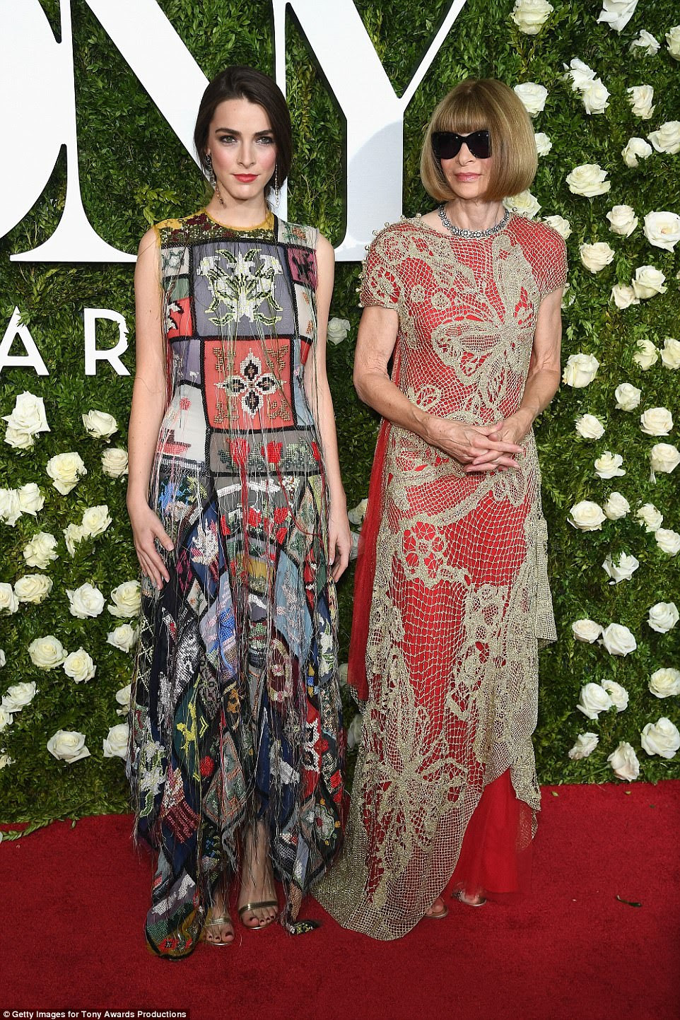 Bastante parecido: Bee Shaffer usava um vestido arrojado de Alexander McQueen; Retratado com a mãe Anna Wintour