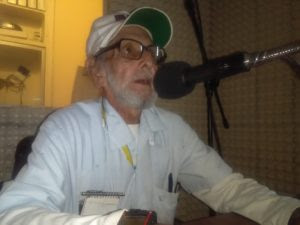 Félix Cesario, en la cabina radial de "Voces Contra el Olvido" recordó sus trabajos periodisticos con Tomás, en la URP.