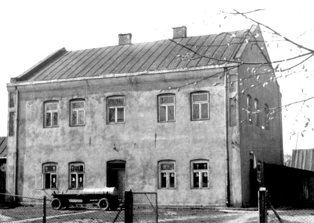 Budynek przy ul. Ogrodowej 19 - rabinat, czyli dom rabina. Obecnie w budynku znajduje się Komisariat Policji. Fotografię wykonał Tadeusz Czarnecki w 1987 r.
