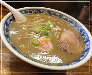 津田沼「必勝軒」、魚介系強調スープのラーメン。濃厚っ！