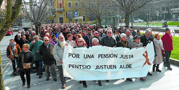 Movilización. Cabeza de la manifestación de jubilados y pensionistas, a su paso por los jardines de Luis Mariano. /  FOTOS F. DE LA HERA
