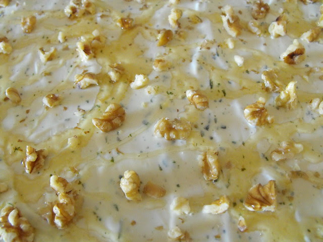 Folhados de queijo, mel e nozes