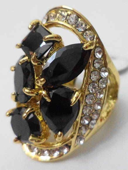 MAXI ANEL BANHADO A OURO COM 5 PEDRAS PRETAS ENCROSTADA NO METAL E LATERAIS COM CRISTAIS,SEMI JOIA COM FINO ACABAMENTO,ARO 19 PEÇA ÚNICA,APROVEITE R$ 75,00