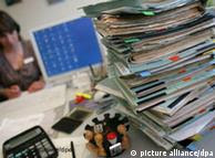 Ein Stapel 
Akten liegt auf einem Schreibtisch in einer Behörde (Fotol:dpa)