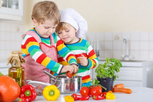 niños en la cocina- Alimentos light