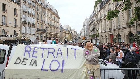 Manifestation mardi devant le Sénat à Paris contre le projet de loi sur l'obligation de soin en psychiatrie.
