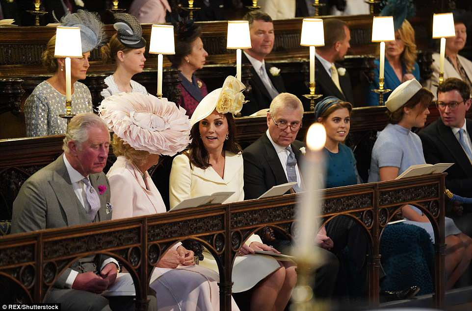 Royals incluindo o PrÃncipe Charles, Camilla, A Duquesa de Cambridge, PrÃncipe Andrew e Princesas Beatrice e Eugenie Â