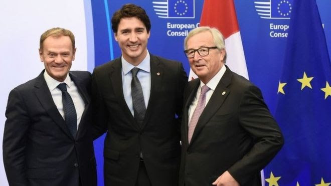 Primer ministro canadiense Justin Trudeau, el presidente del Consejo Europeo, Donald Tusk,y el presidente de la Comisión Europea Jean-Claude Juncker en Bruselas.