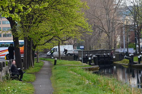 Bank am alten Kanal Am alten Kanal macht ein Angestellter Mittagspause.