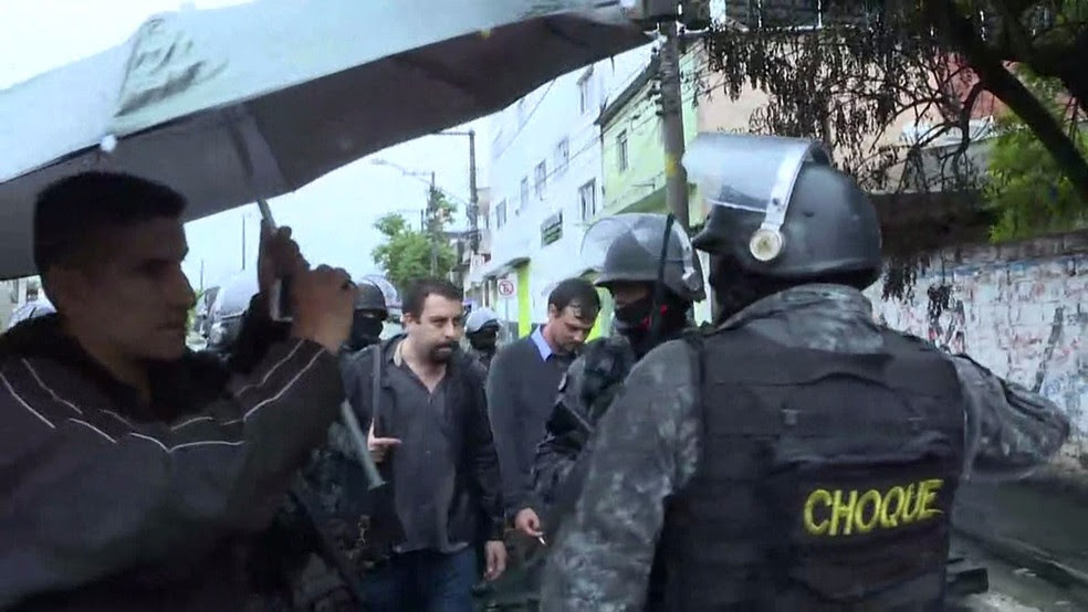 Boulos sendo detido pela PM durante reintegração de posse (Foto: Amós Alexandre/Globonews)