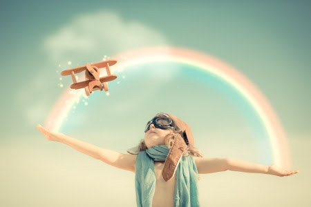 Gl?ckliches Kind spielt mit Spielzeug-Flugzeug gegen Sommer Himmel Hintergrund Stockfoto Gl?ckliches Kind spielt mit Spielzeug-Flugzeug gegen Sommer Himmel Hintergrund Stockfoto - 21384741