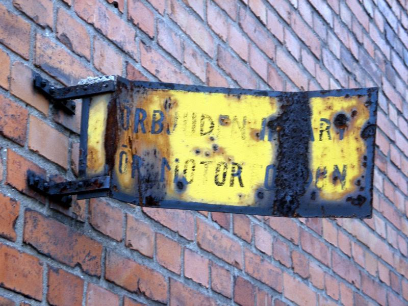 File:Damaged road sign in Stockholm.jpg