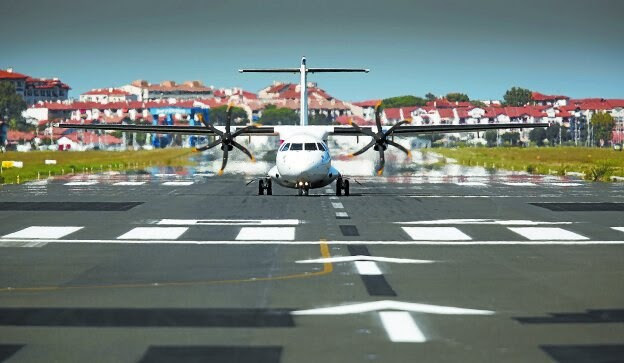 Un ATR-72 de Air Nostrum despega ayer desde el aeropuerto de Hondarribia con su pista ya recortada. 