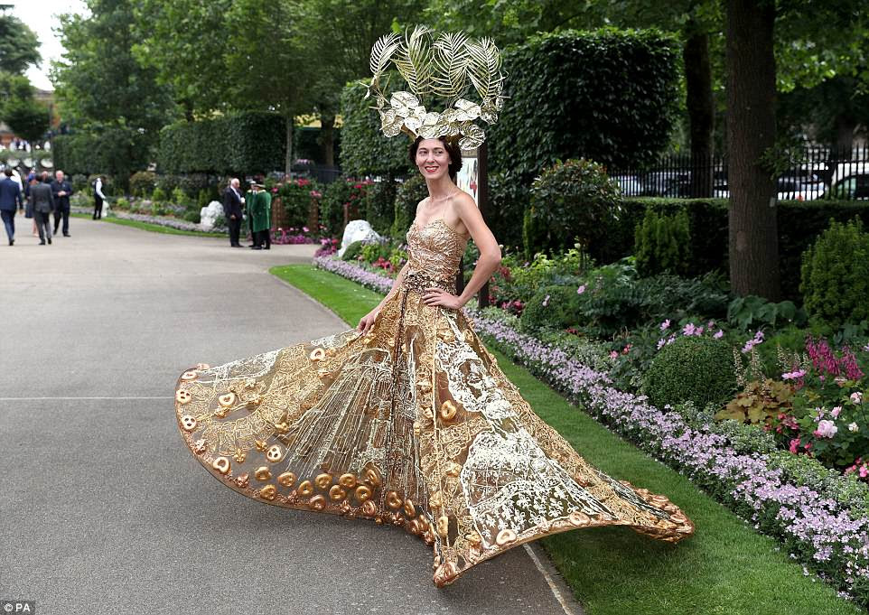 Menina de ouro! A designer de moda Larisa Katz, famosa por suas elaboradas criações, não marcou o vestido metálico embelezadoÂ