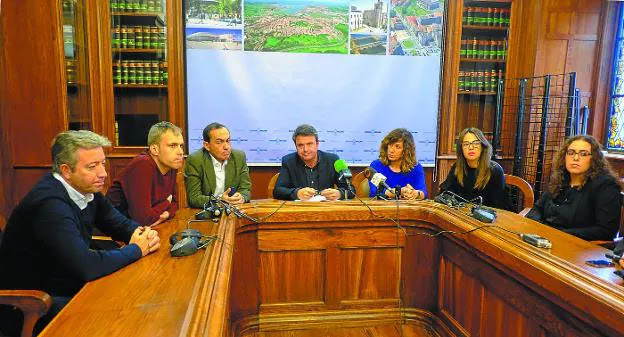 Menos delegados. El nuevo gobierno municipal lo forman los seis delegados socialistas que, junto a Santano, participaban hasta ahora./F. DE LA HERA