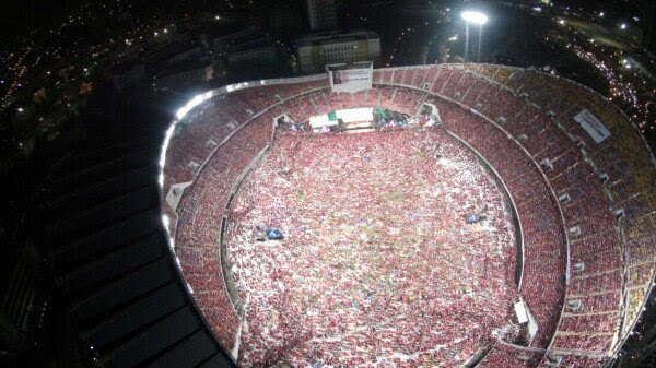 Decine di migliaia di Camicie Rosse hanno manifestato a favore del Governo di Yingluck Shinawatra alla Stadio Rajamangala di Bangkok (Foto John Le Fevre) rajamangala Thailandia: scontro frontale contro la democrazia