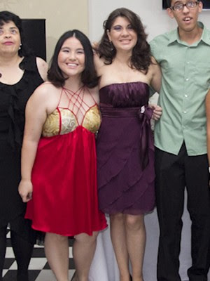 Bruna (de roxo) se formou no curso junto com Marina (de vermelho) (Foto: Divulgação/Fundação Dorina Nowill)