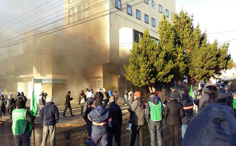 Manifestantes atacaron el frente de la Cámara de Diputados con quema de cubiertas y pedradas. Personal de Guardia de la Infantería respondió con gases lacrimógenos y balas de goma.