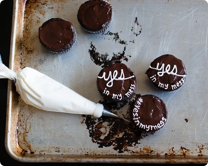 homemade hostess cupcakes to celebrate @wearethatfamily new book! (recipe & giveaway)