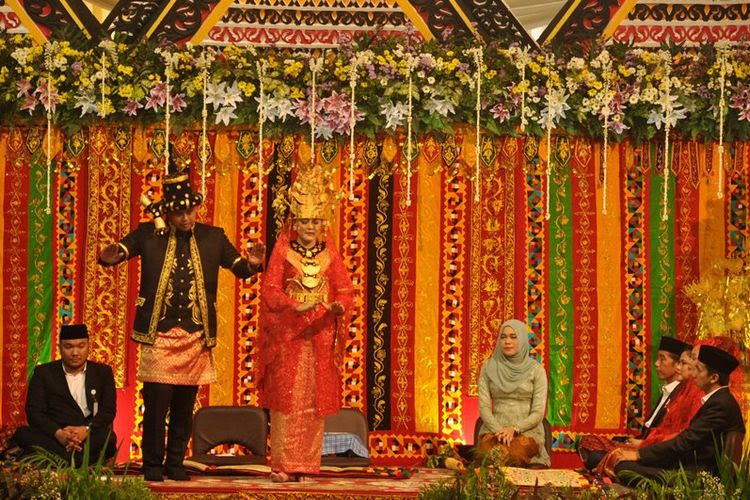 Putri Presiden Joko Widodo, Kahiyang Ayu (tengah) bersama suaminya Bobby Afif Nasution (kedua kiri) menari tor-tor Somba (pengantin) di depan ked ua orangtua mereka ketika resepsi ngunduh mantu pernikahan mereka di Medan, Sumatera Utara, Sabtu (25/11). Resepsi tersebut dilaksanakan dengan prosesi upacara adat perkawinan Mandailing seperti pemukulan Gondang Sambilan, Manortor, Tapian Raya Na Martua, Mangupa, Ajar Poda, Tortor Somba dan Manyoda Gondang.