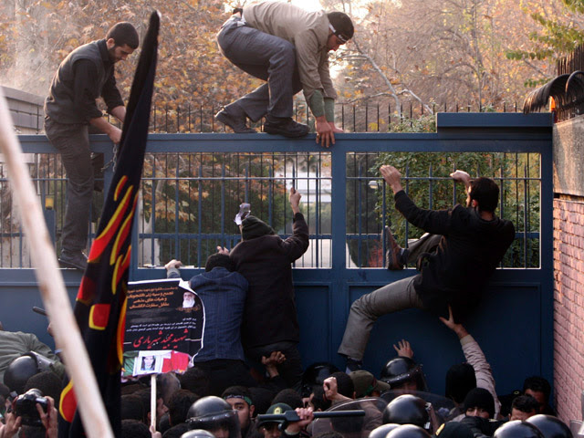 En Irán, decenas de manifestantes han asaltado la embajada británica en la capital