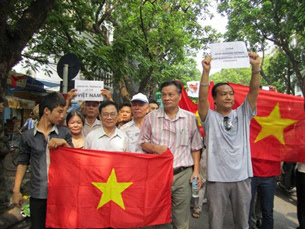 Các ông Nguyễn Huệ Chi, Phạm Duy Hiển, Nguyễn Quang A sát cánh cùng nhau khi cờ và biểu ngữ giương lên hôm 17/7/2011. nguyenxuandien's blog