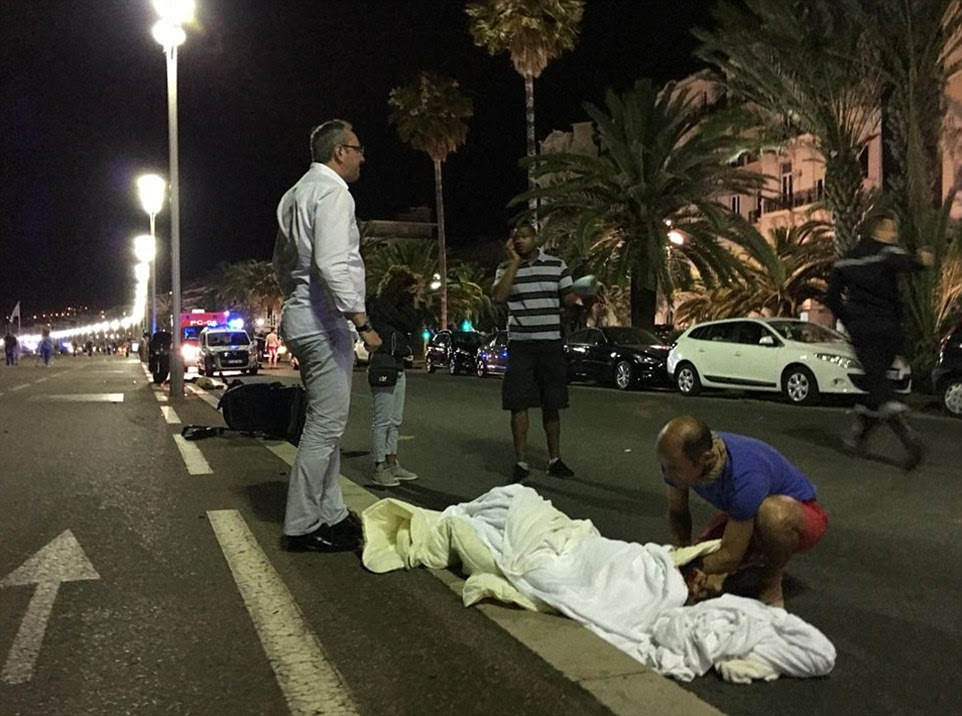 Pelo menos 70 pessoas foram mortas durante um ataque Dia da Bastilha terrível em Nice, sul da França