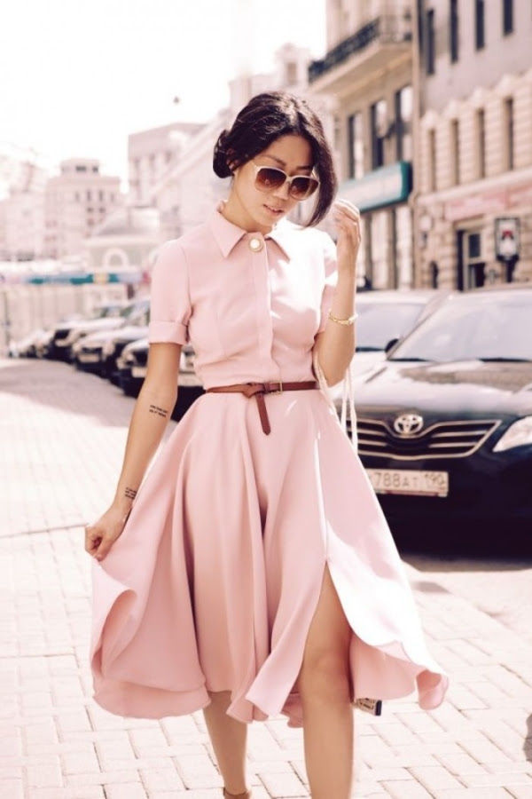 Trang phục màu hồng là một lựa chọn vừa tinh tế, vừa mát mắt, lại có khả năng bảo vệ da trong những ngày nắng nóng. (Ảnh: nguồn Internet).