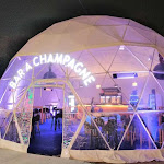 PHOTOS. Des Champenois ont imaginé un bar à champagne dans une bulle qui parcourt l'Europe