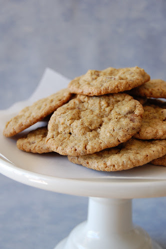 Oatmeal cookies with golden raisins and milk chocolate chips / Cookies de aveia com passas e chocolate ao leite