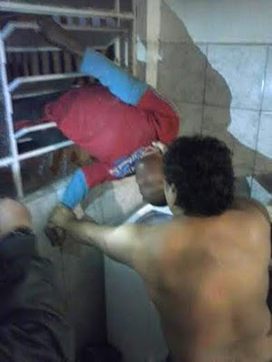 Ladrão tentou furtar casa na Vila Ocidental, mas ficou preso na janela da cozinha e acabou detido (Foto: Cedida)