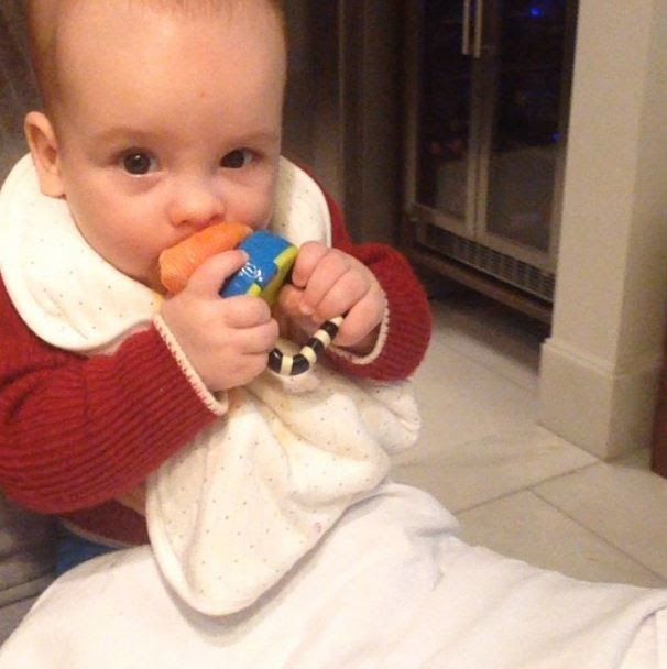 Filho de Ana Hickmann come mamão com redinha (Foto: Reprodução/Instagram)