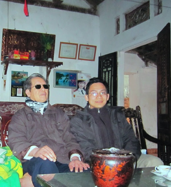 Ông Nguyễn Văn Cửu và huongcanh.wordpress dưới tấm bảng khen "Tiết Hạnh Khả Phong"