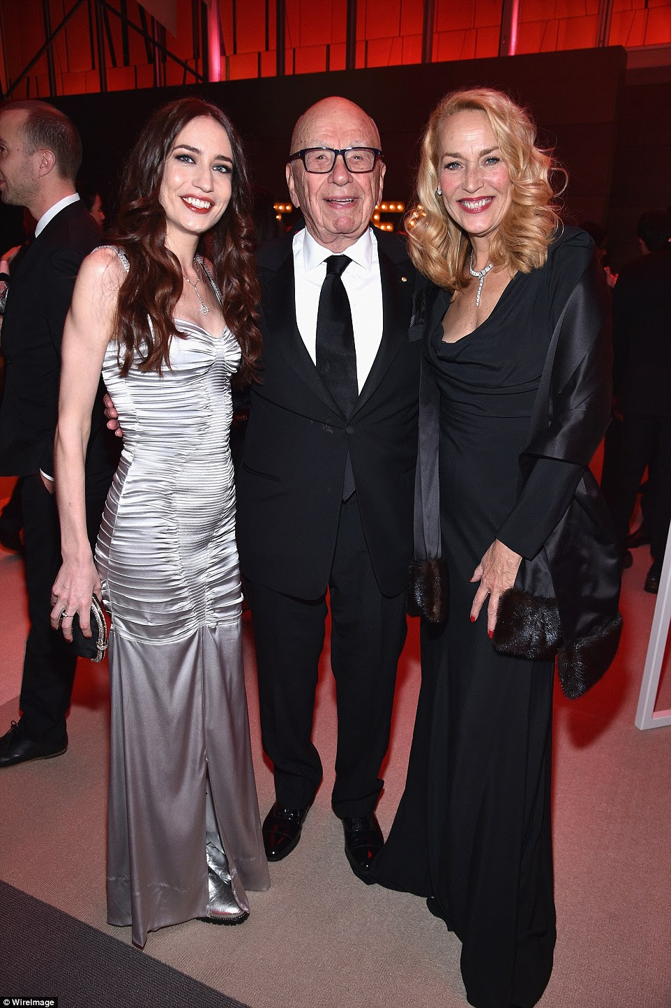 Nós somos família! Protestando-se a ser bastante a família moderna Jerry Hall (à direita) apareceu na festa ao lado de seu marido mogul mídia Rupert Murdoch (centro) e seu ex-marido Mick Jagger. Ela e as filhas de Mick Elizabeth (à direita) e Georgia May também viveram