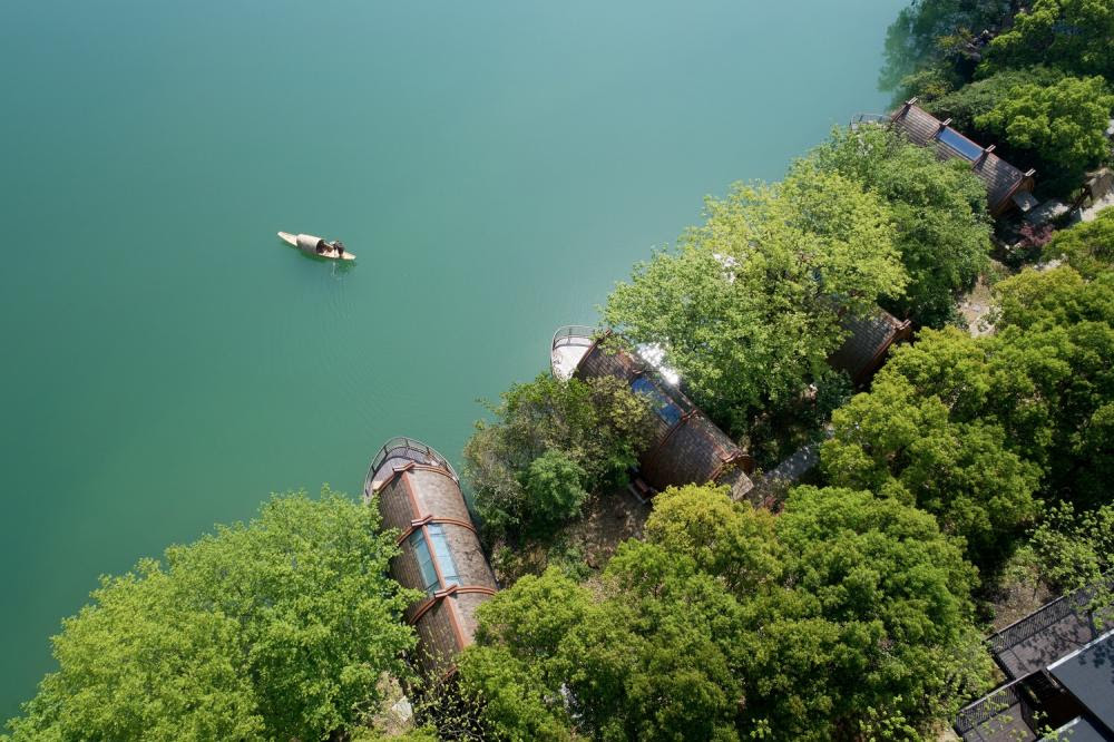 nhà thuyền trên sông nước xanh thẳm