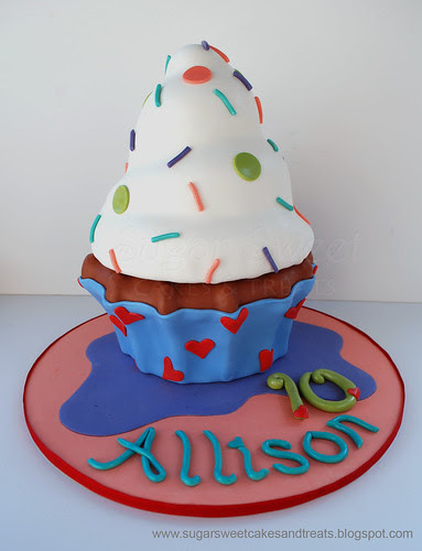 2011-08 Giant Cupcake Cake