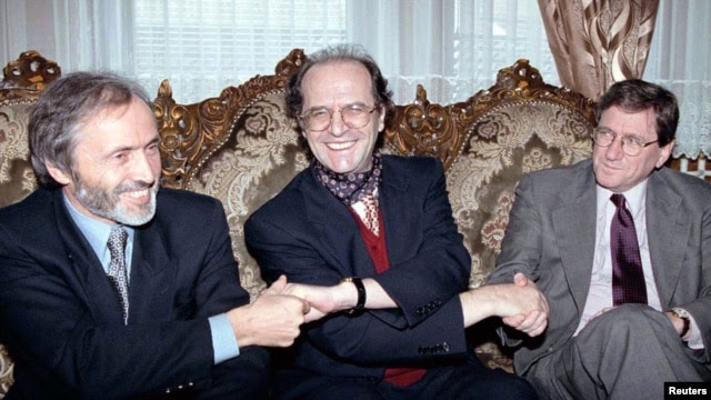 Ibrahim Rugova duke shtrënguar duart me Riçard Hollbrukun dhe Brajan Donellin, 10 tetor, 1998.