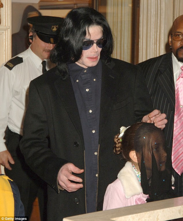 Paris, retratado com seu pai Michael em 2005 em Londres, disse que ele costumava deixar cair dicas de que as pessoas estavam fora para pegá-lo